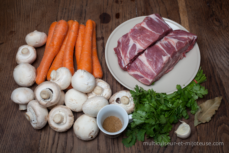 Ingrédients pour le porc mijoté au multicuiseur