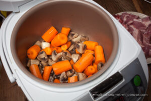 Champignons, carottes et gousse d'ail entière