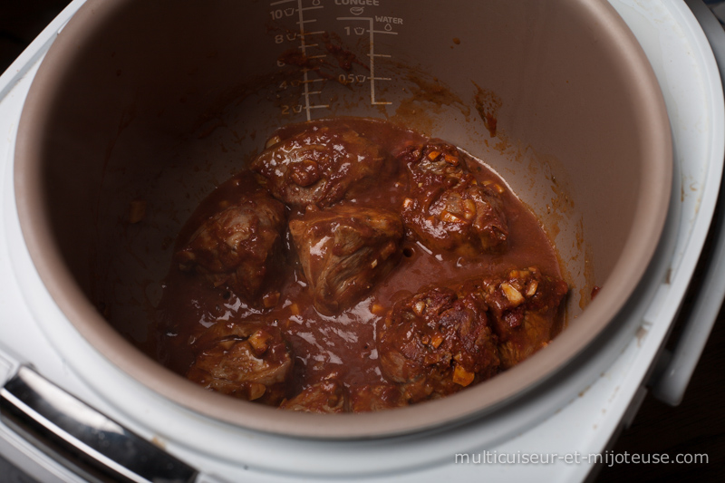 Préparez la viande en sauce dans le multicuiseur