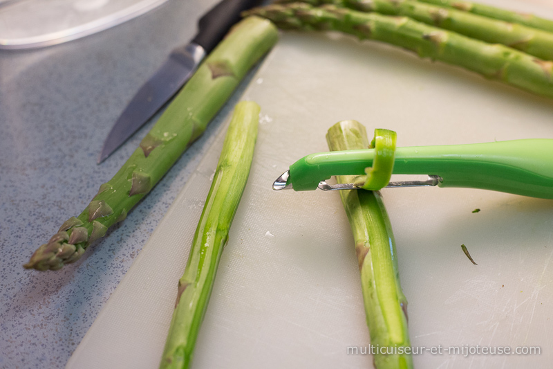 Eplucher les asperges