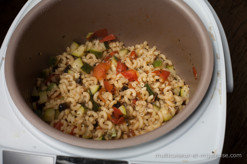 Coquillettes au multicuiseur : origan, tomates, champignons et courgette