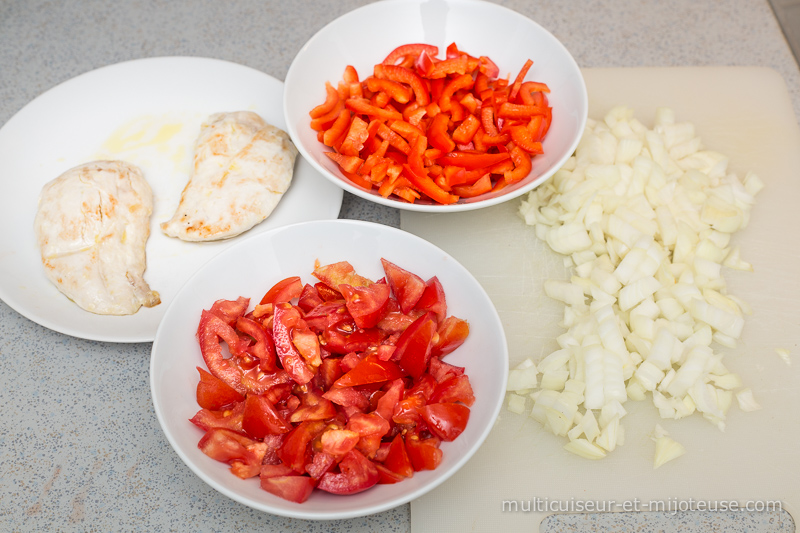 Légumes découpés pour le poulet basquaise au multicuiseur