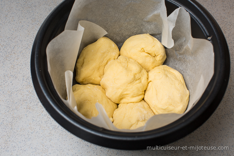 Pâte à brioche dans la cuve du multicuiseur