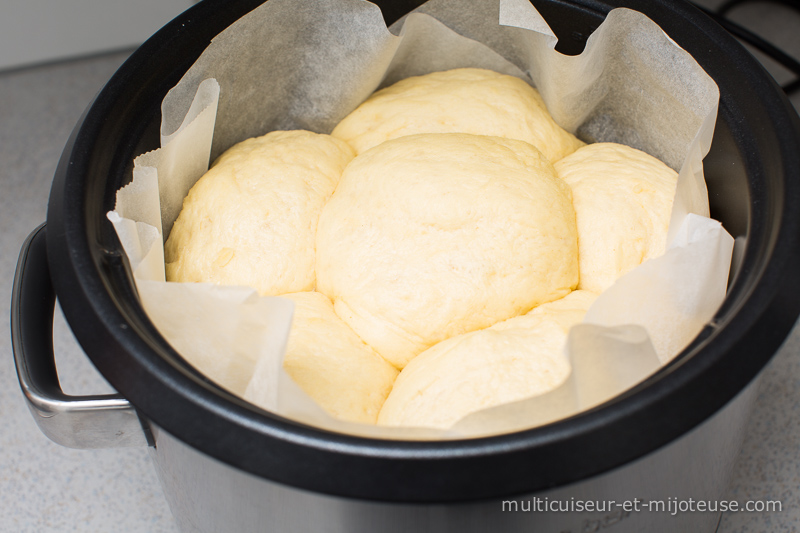 Brioche avant la cuisson au multicuiseur