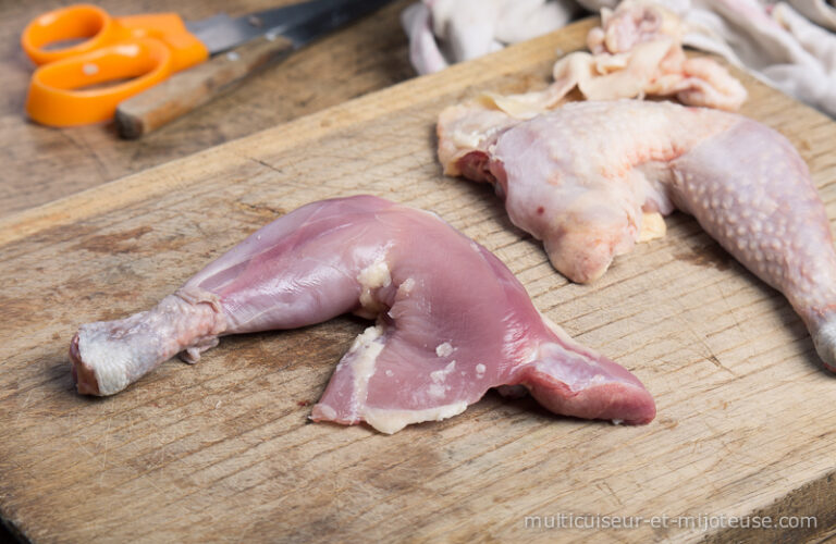 Retirer la peau des cuisses de poulet