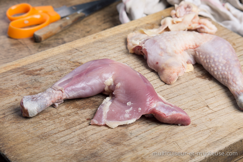 Retirer la peau des cuisses de poulet